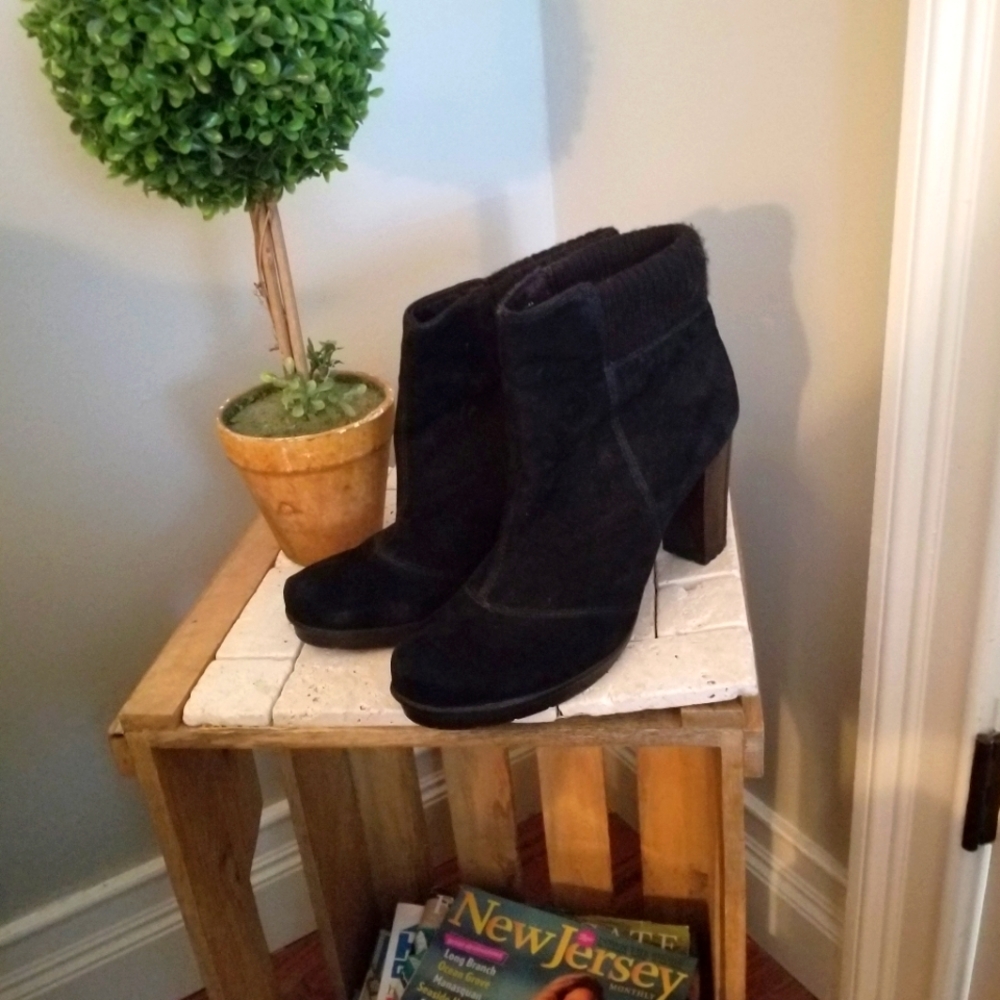 Kenneth  Cole ladies ankle black suede boots size 8 in e.u.c